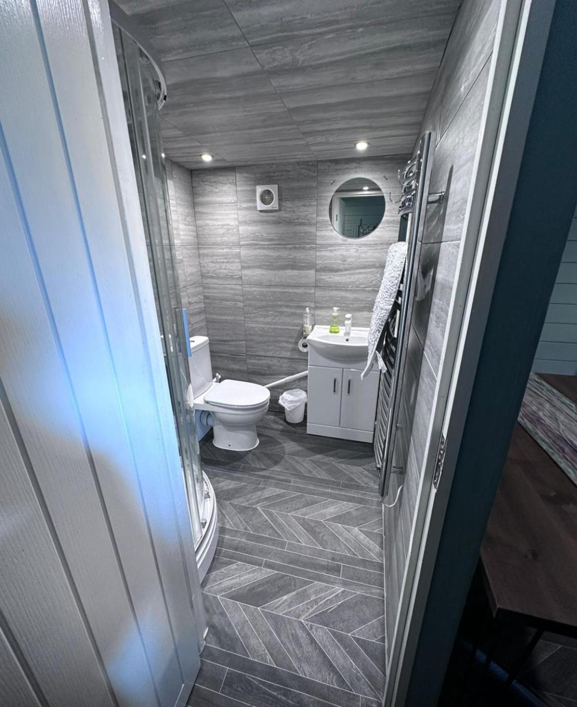 Cozy Cabin Independent Ensuite Guildford Ngoại thất bức ảnh