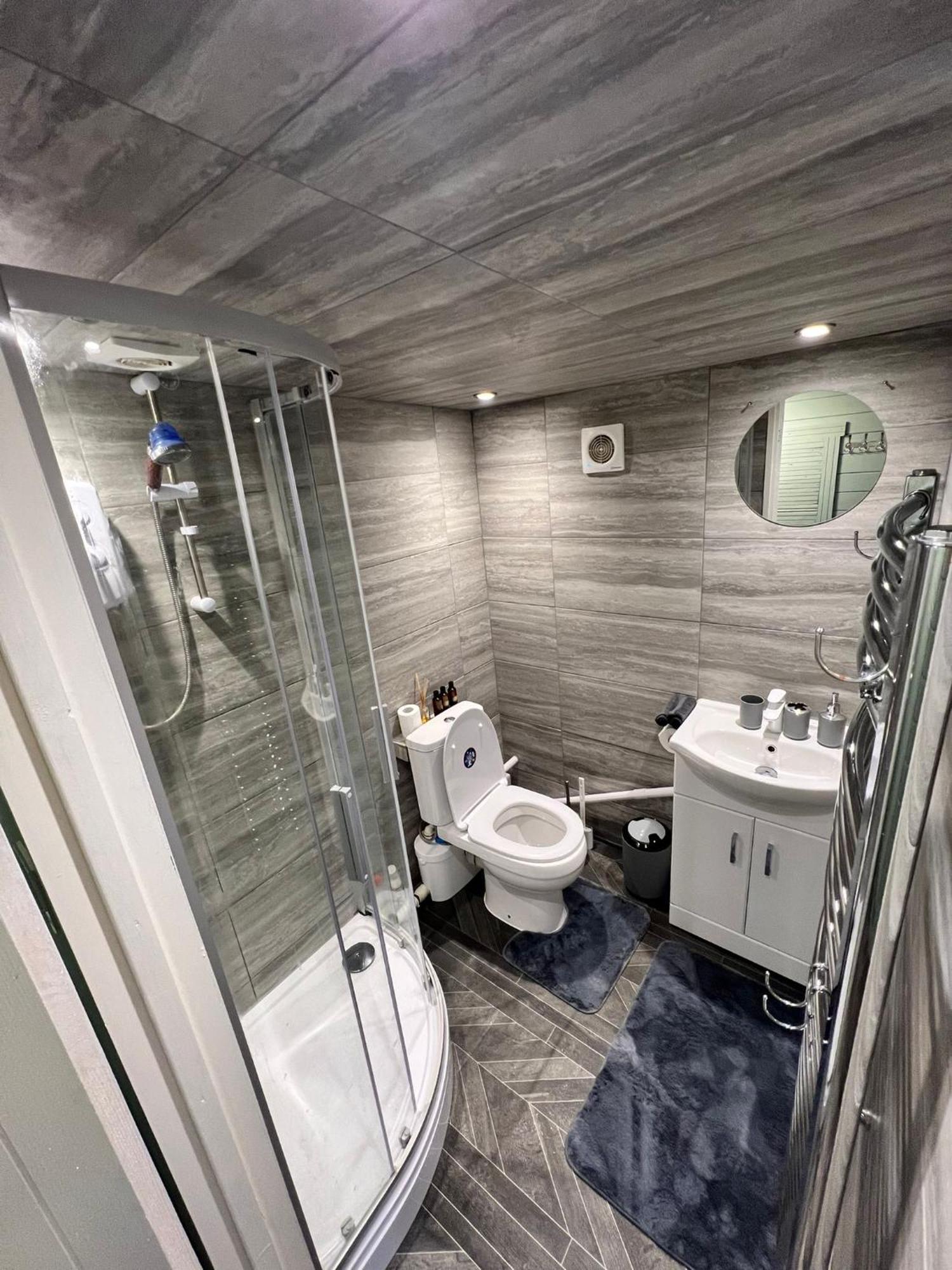 Cozy Cabin Independent Ensuite Guildford Ngoại thất bức ảnh